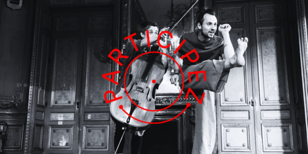 Un b&eacute;b&eacute; et son parent explorent le son d'un violoncelle lors d'un atelier musical et dans&eacute; au th&eacute;&acirc;tre.
